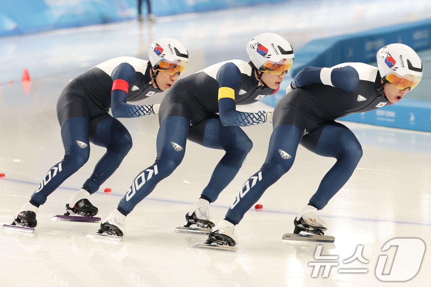 11일&#40;현지시간&#41; 중국 헤이룽장성 하얼빈 스피드 스케이트 오벌에서 열린 하얼빈 동계아시안게임 스피드 스케이팅 남자 팀추월에서 정재원&#40;오른쪽부터&#41;, 박상언, 이승훈이 역주하고 있다. 대한민국은 3분 47초 99로 중국에 이어 은메달을 차지했다. 2025.2.11/뉴스1 ⓒ News1 이승배 기자