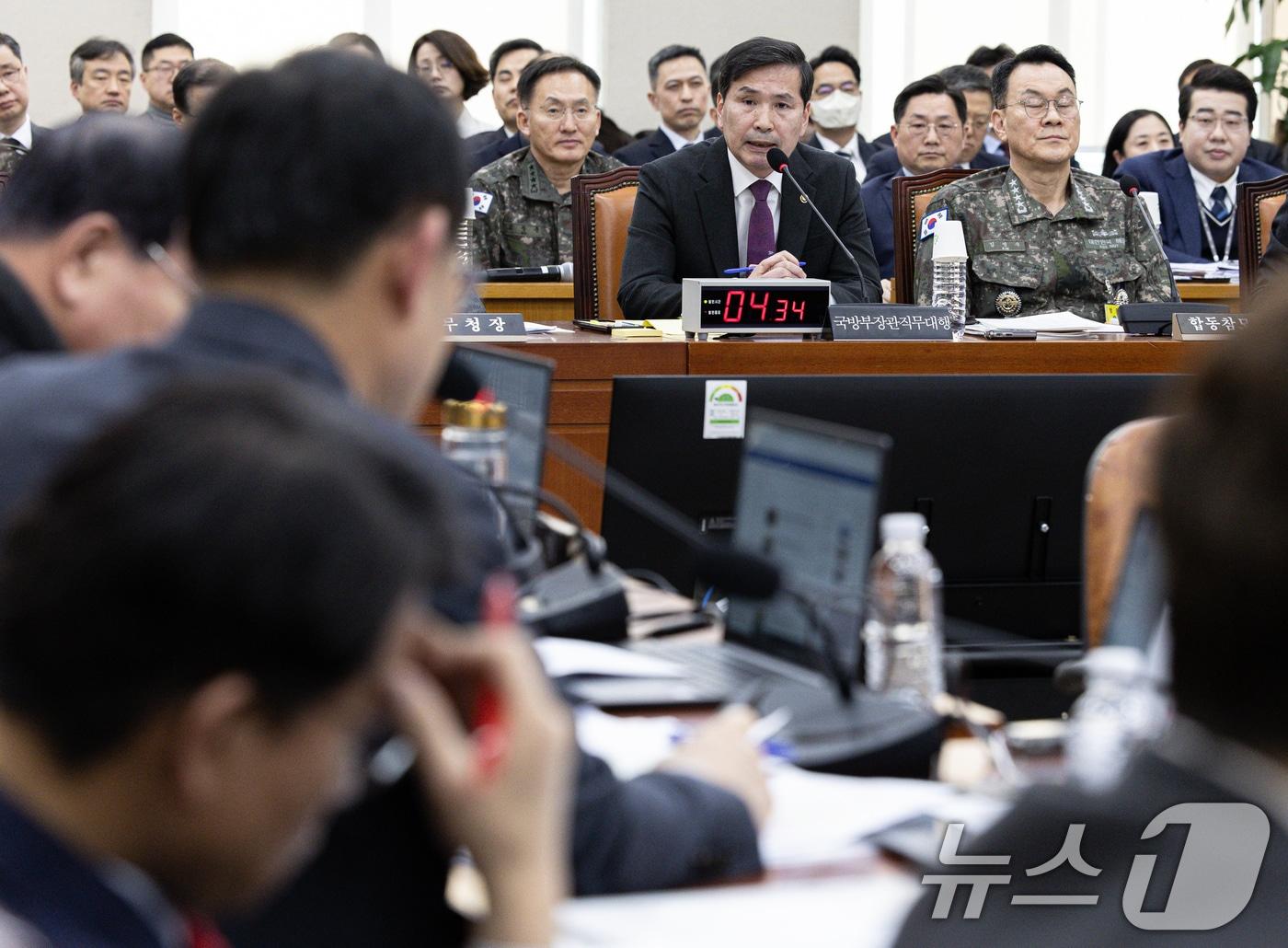 본문 이미지 - 김선호 국방부 장관 직무대행이 11일 오후 서울 여의도 국회에서 열린 제422회 국회(임시회) 국방위원회 제1차 전체회의에서 의원 질의에 답변하고 있다. 2025.2.11/뉴스1 ⓒ News1 이재명 기자