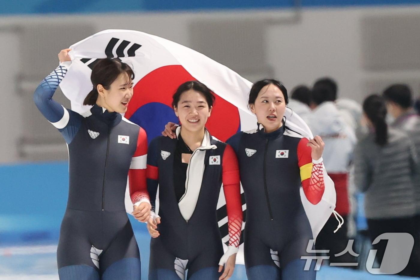 11일(현지시간) 중국 헤이룽장성 하얼빈 스피드 스케이트 오벌에서 열린 하얼빈 동계아시안게임 스피드 스케이팅 여자 팀추월에서 김윤지(왼쪽부터), 정유나, 박지우가 경기를 마친 뒤 태극기를 둘러메고 응원단을 향해 인사를 하고 있다. 여자 팀 추월은 3분10초47의 기록으로 동메달을 차지했다. 2025.2.11/뉴스1 ⓒ News1 이승배 기자