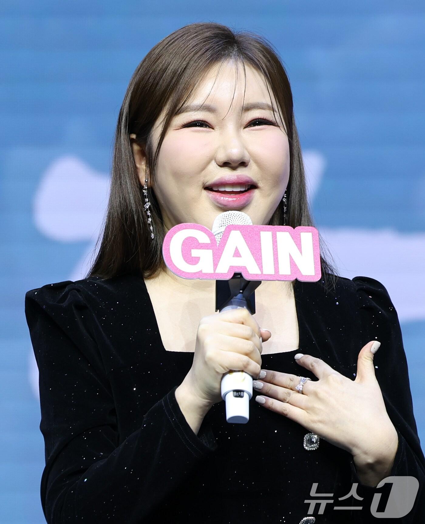 본문 이미지 - 가수 송가인이 11일 서울 강서구 스카이아트홀에서 가진 정규 4집 '가인;달' 발매 쇼케이스에서 수록곡을 소개하고 있다. 2025.2.11/뉴스1 ⓒ News1 권현진 기자