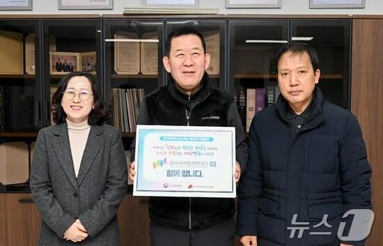 본문 이미지 - 조남현 강원 원주시시설관리공단 이사장이 지난 10일 '인구문제 인식개선 릴레이 챌린지'에 동참했다. (원주시시설관리공단 제공) 2025.2.11/뉴스1