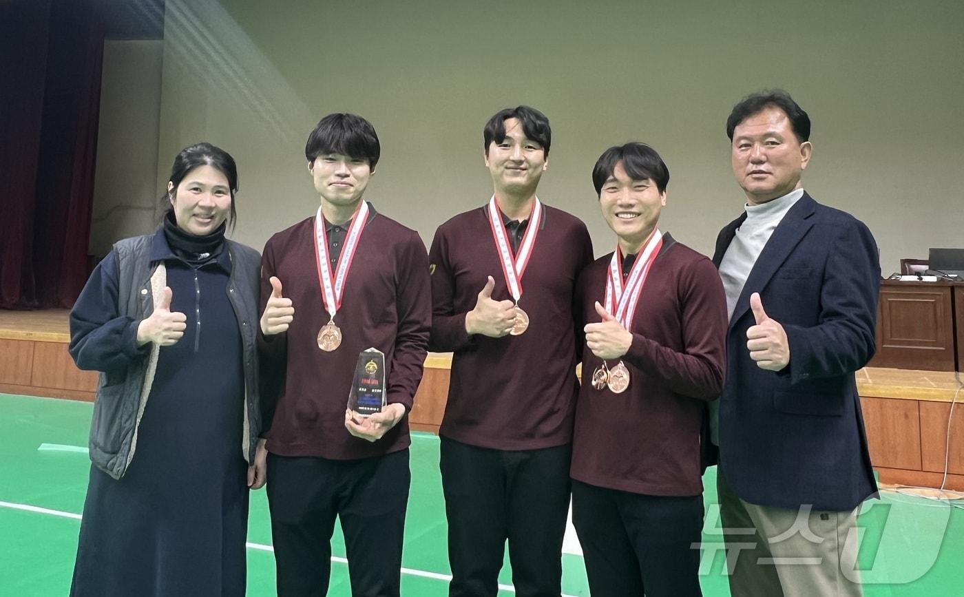 왼쪽부터 정선희 코치, 이한샘, 구대한, 이승욱 선수, 홍승진 감독&#40;청주시 제공&#41;.2025.2.11/뉴스1