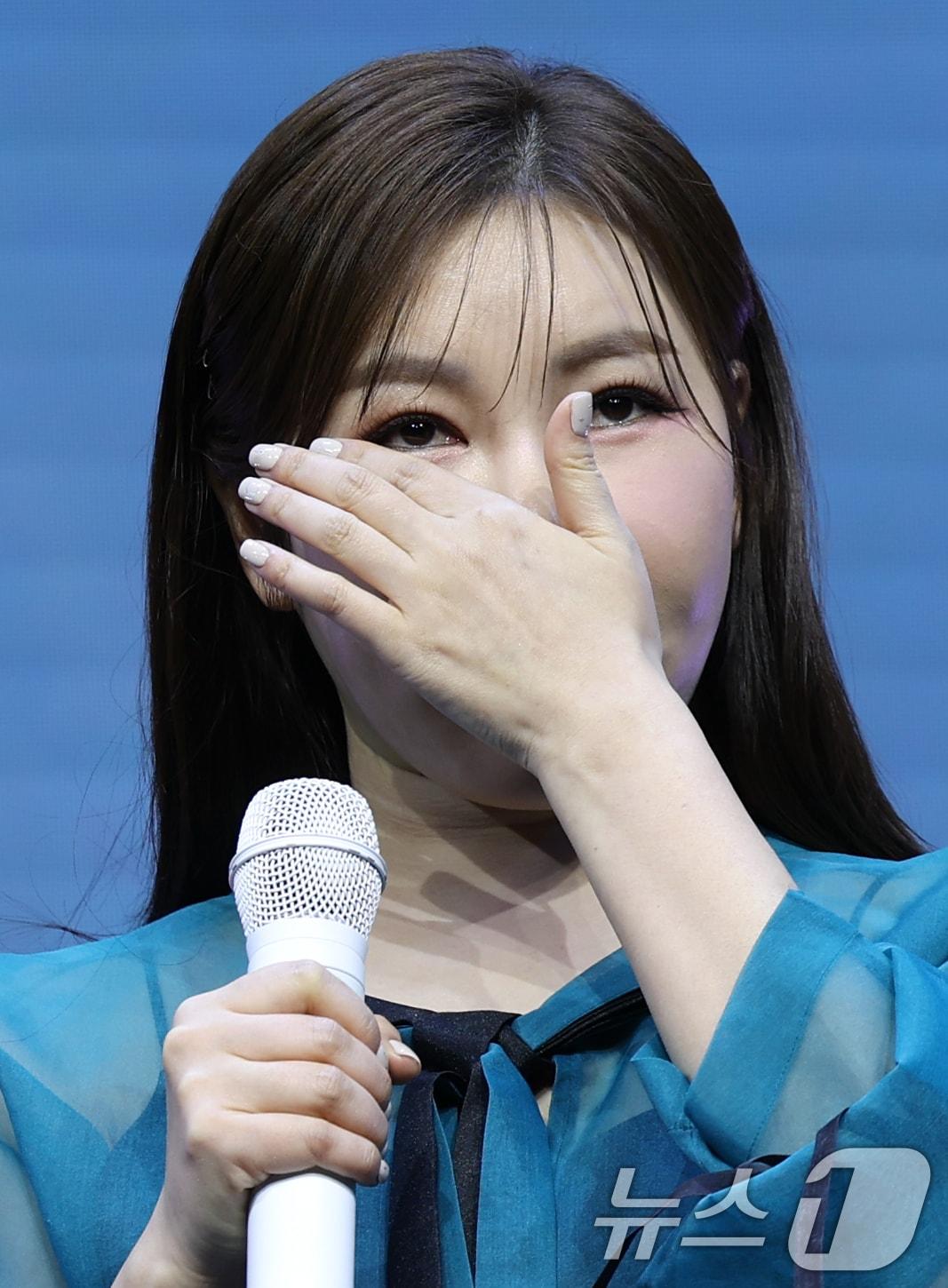 본문 이미지 - 가수 송가인이 11일 서울 강서구 스카이아트홀에서 가진 정규 4집 '가인;달' 발매 쇼케이스에서 타이틀 곡 '아사달'을 선보인 뒤 촉촉해진 눈가를 닦고 있다. 2025.2.11/뉴스1 ⓒ News1 권현진 기자