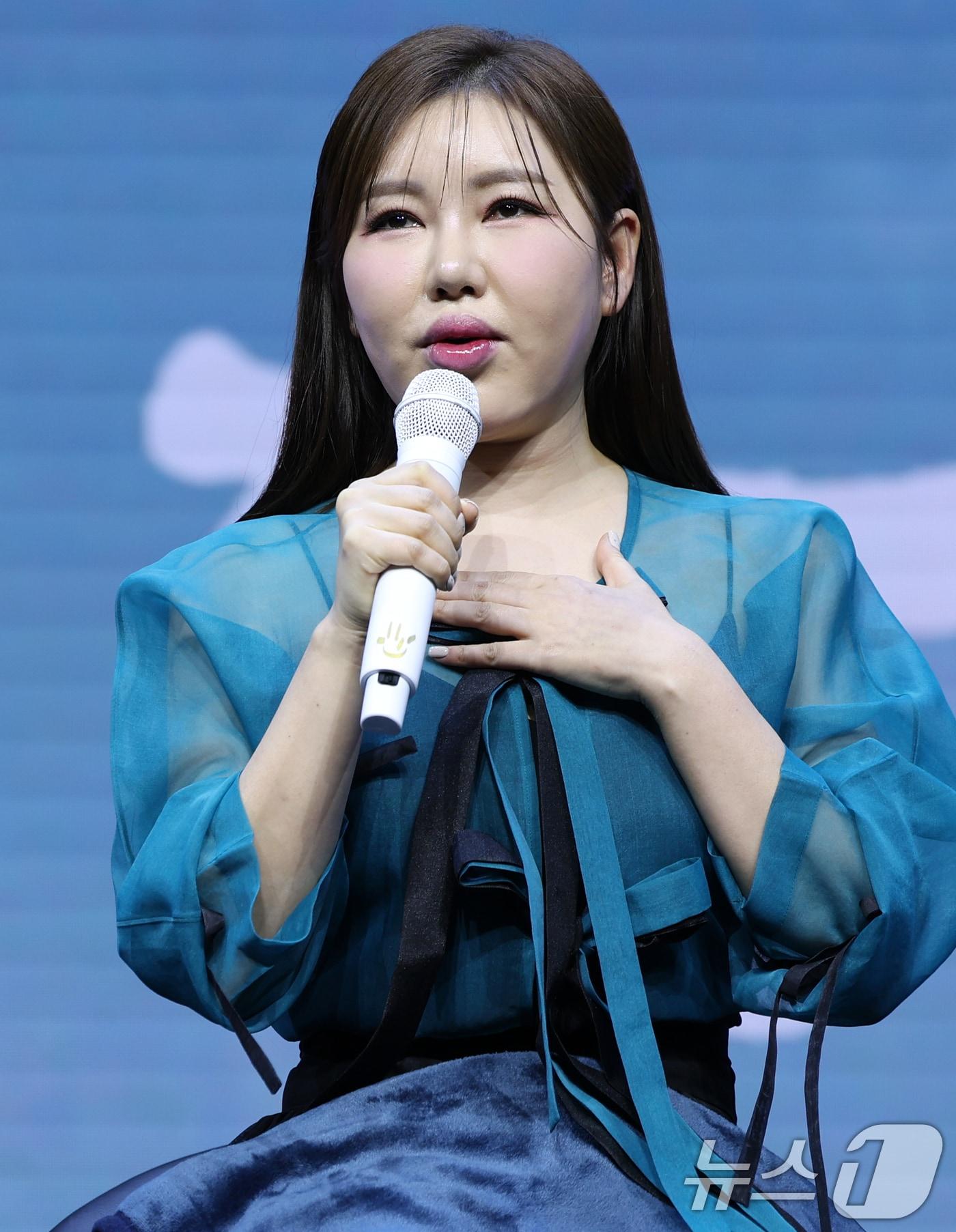 본문 이미지 - 가수 송가인이 11일 서울 강서구 스카이아트홀에서 가진 정규 4집 '가인;달' 발매 쇼케이스에서 취재진 질문에 답하고 있다. 2025.2.11/뉴스1 ⓒ News1 권현진 기자