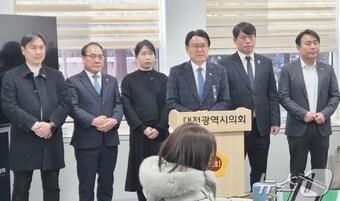 본문 이미지 - 황운하 조국혁신당 원내대표가 11일 대전시의회 기자실에서 소위 울산사건 2심 무죄 판결에 대한 소회를 밝히고 있다./뉴스1 ⓒ News1 김경훈 기자