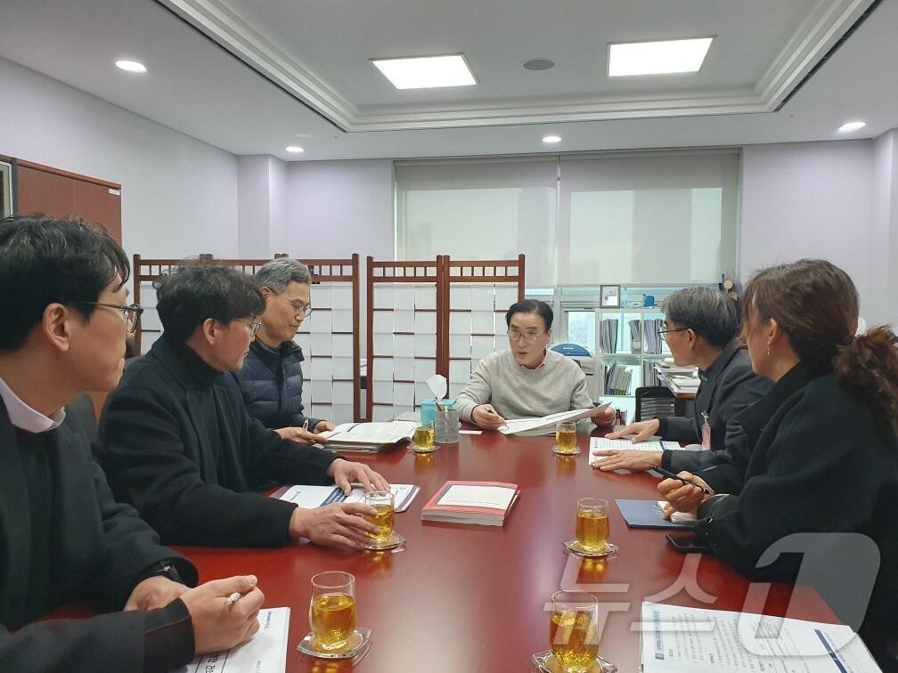 본문 이미지 - 경남 창원시 관계자들이 11일 국회 행안위 김종양 의원(가운데)에게 특례시 특별법의 조속한 제정을 건의하고 있다.(창원시 제공)