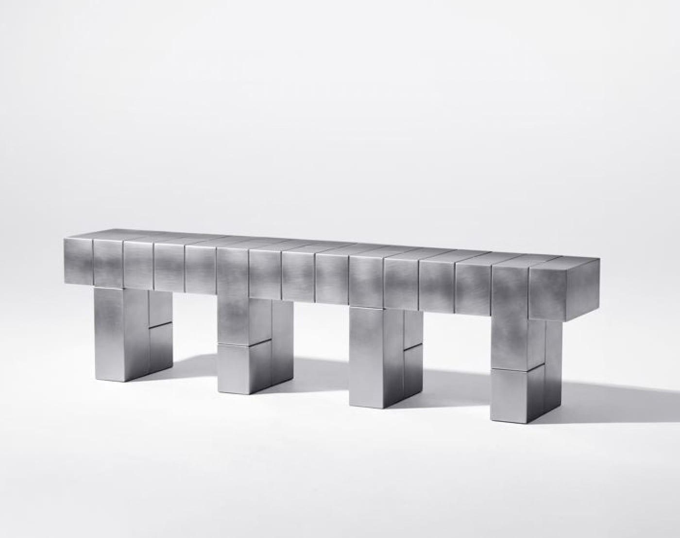 본문 이미지 - 신세계백화점 아트퍼니처 전시 사진. 김정섭 Compositional Steel_Bench, Low Table (2022).(신세계백화점 제공)