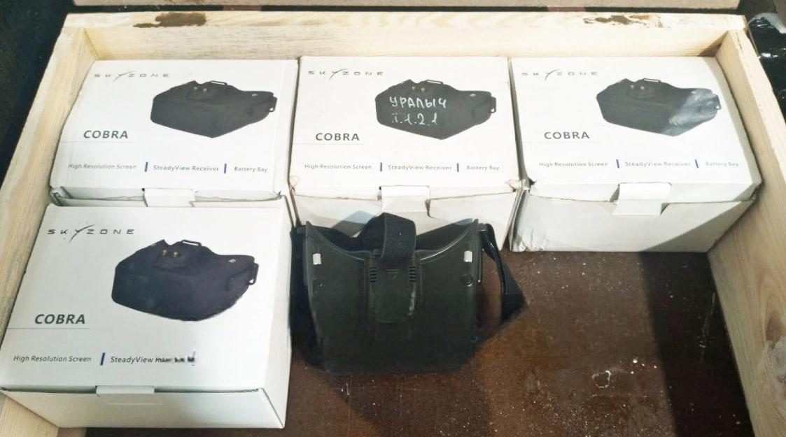 본문 이미지 - 러시아군이 기부받은 고글들. 매 제품마다 폭발물이 장착되어 있는 것이 발견됐다..&#40;사진출처: 키이우포스트&#41; 