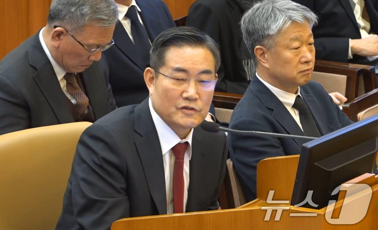 본문 이미지 - 신원식 전 국가안보실장이 11일 오후 서울 종로구 헌법재판소에서 열린 윤석열 대통령 탄핵 심판 7차 변론기일에 증인으로 출석해 질문에 답변하고 있다. (헌법재판소 제공. 재판매 및 DB 금지) 2025.2.11/뉴스1 ⓒ News1 김명섭 기자