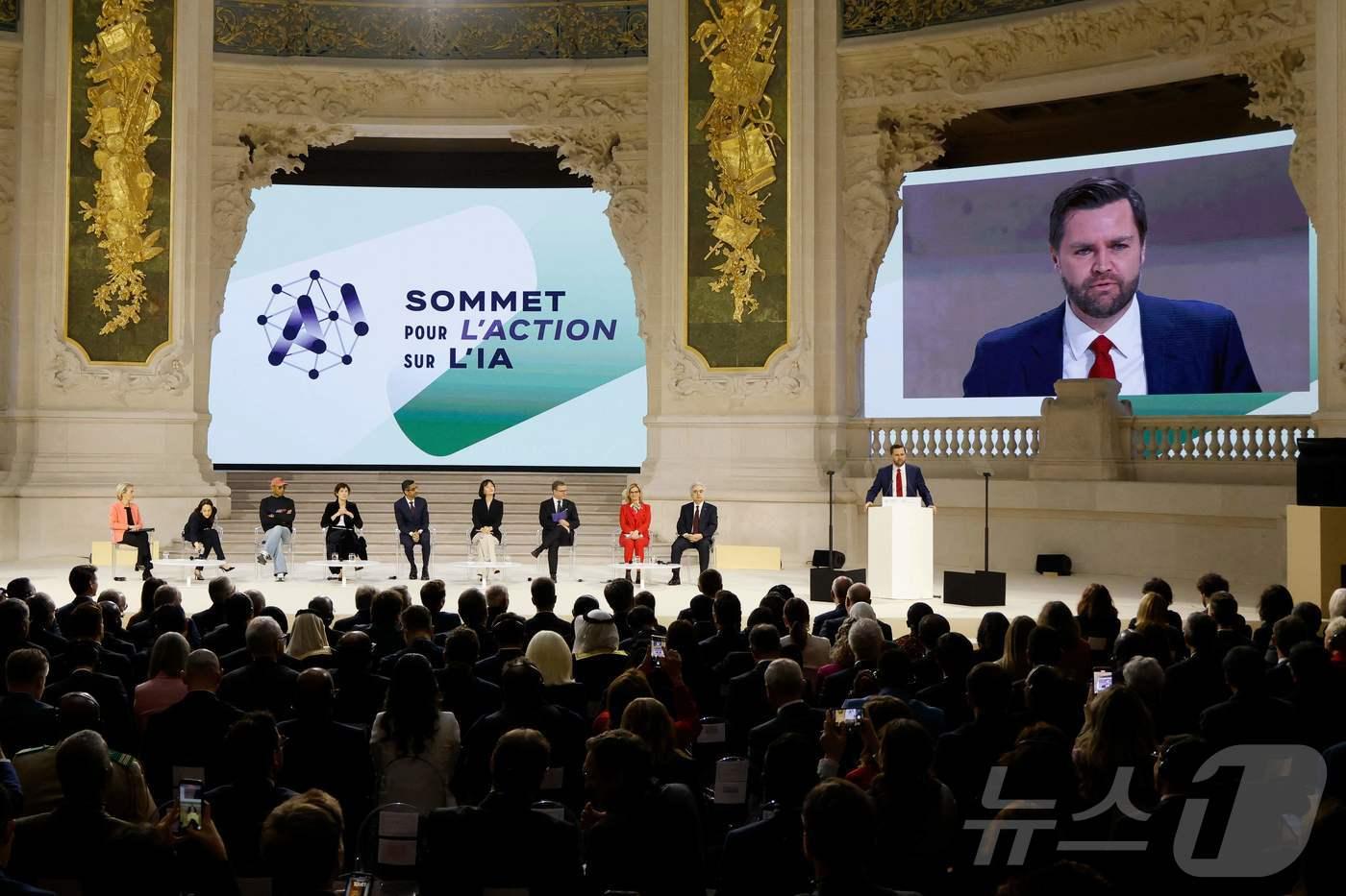 JD 밴스 미국 부통령이 11일(현지시간) 프랑스 파리 그랑팔레에서 열린 '인공지능(AI) 정상회의'에서 연설하고 있다. 2025.2.11.ⓒ AFP=뉴스1