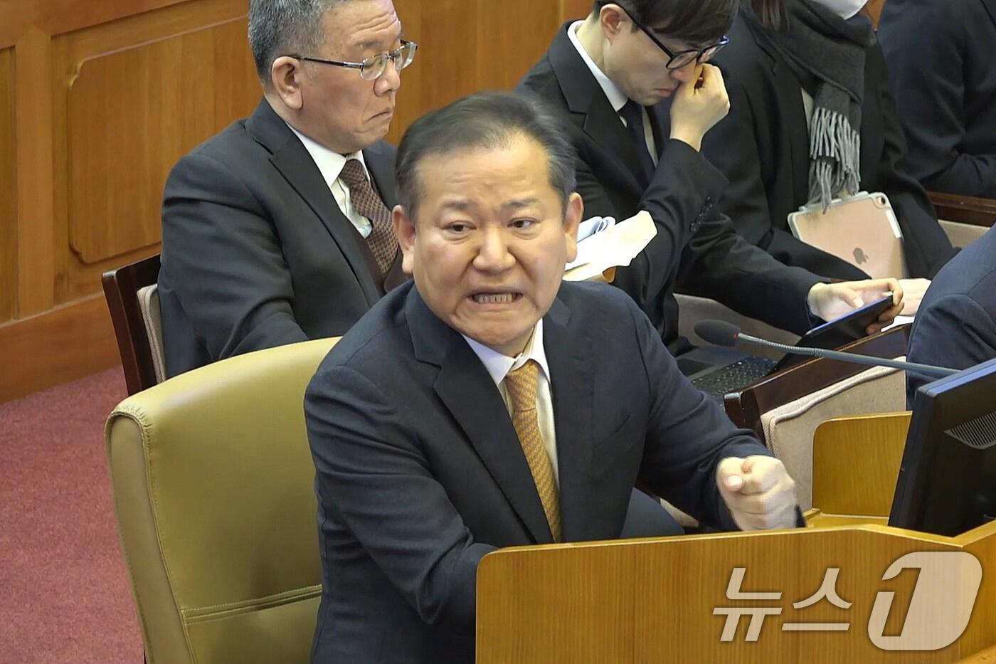 이상민 전 행정안전부 장관이 지난 2월 11일 오전 서울 종로구 헌법재판소에서 열린 윤석열 대통령 탄핵 심판 7차 변론기일에 증인으로 출석해 질문에 답변하고 있다. (헌법재판소 제공)/뉴스1ⓒ News1 