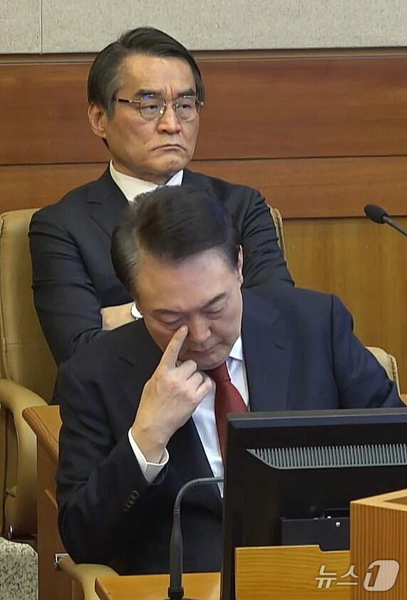 본문 이미지 - 윤석열 대통령이 11일 서울 종로구 헌법재판소에서 열린 윤석열 대통령이 11일 서울 종로구 헌법재판소에서 열린 자신의 탄핵심판 7차 변론에 출석해 생각에 잠겨 있다. &#40;헌법재판소 제공. 재판매 및 DB 금지&#41; 2025.2.11/뉴스1