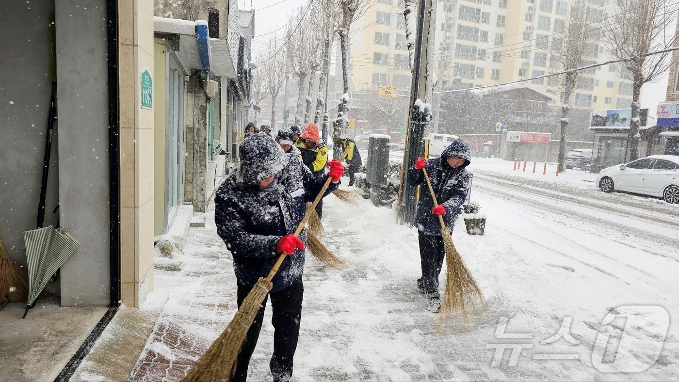 함양군의 제설작업(함양군 제공).