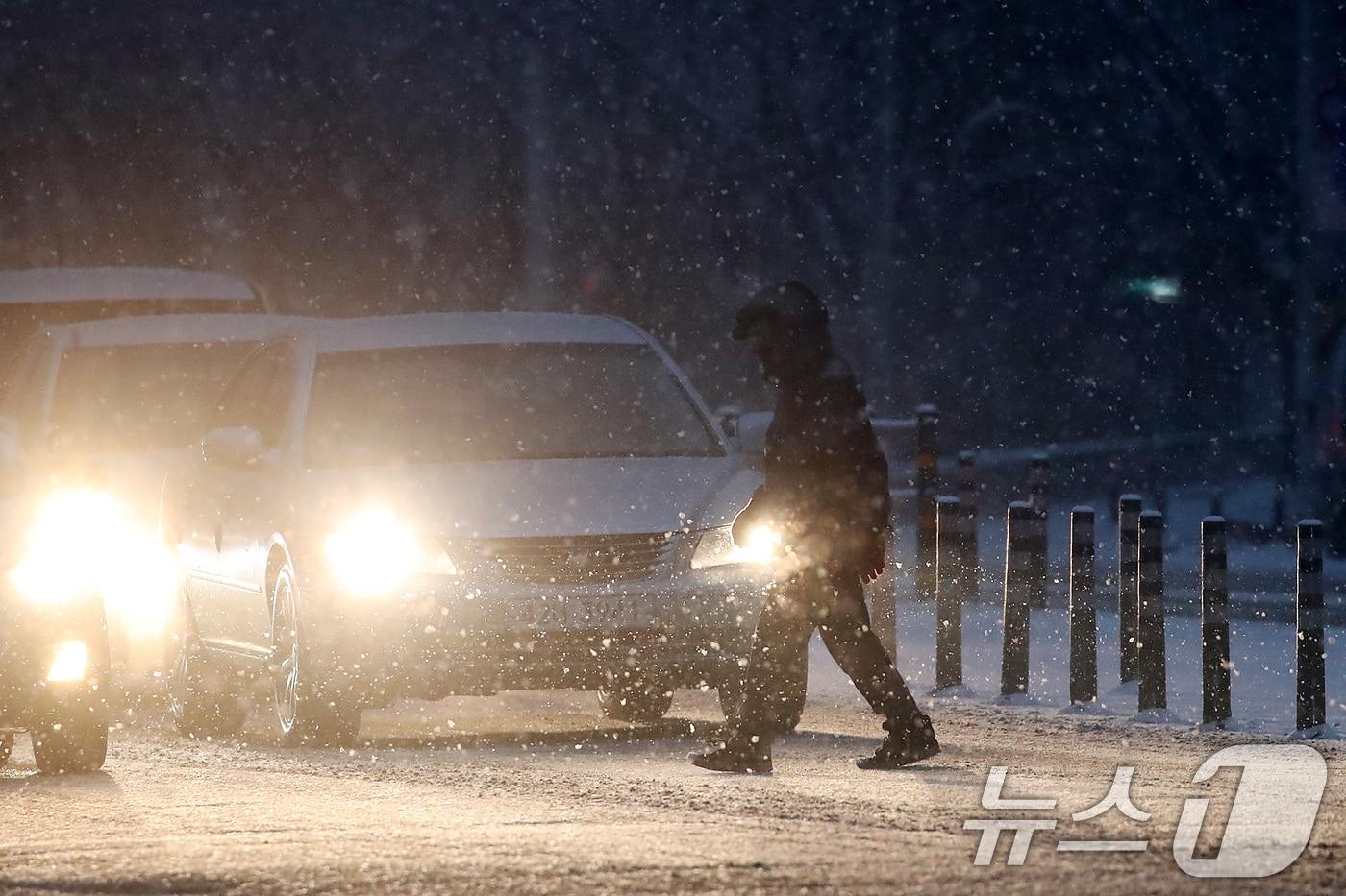 새벽부터 대구 도심에 눈이 내리기 시작한 12일 오전 시민들이 출근길 발걸음을 재촉하고 있다. 2025.2.12/뉴스1 ⓒ News1 공정식 기자