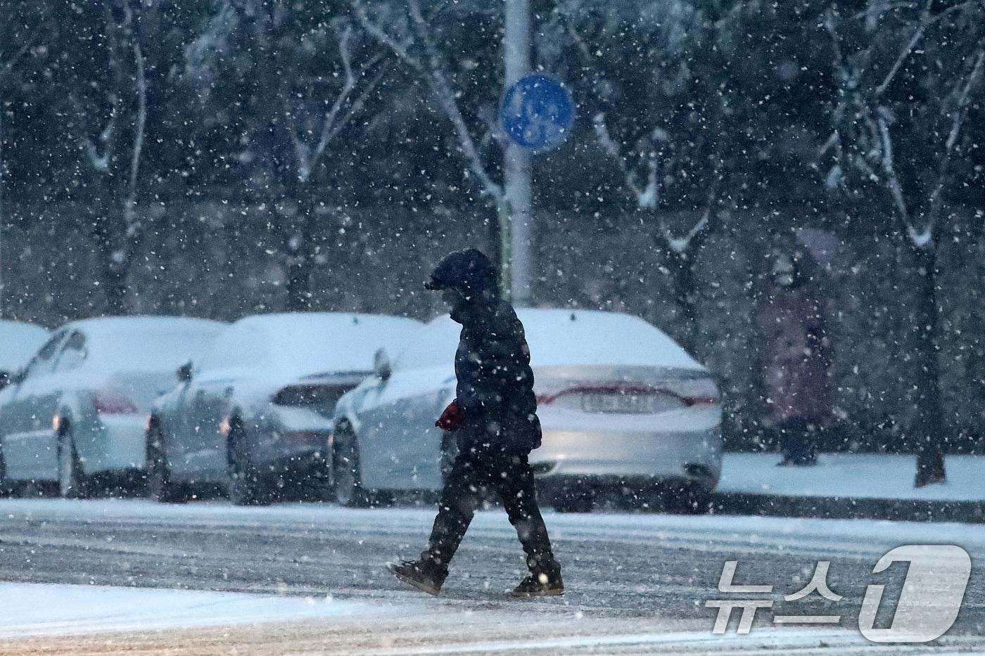 새벽부터 대구 도심에 눈이 내리기 시작한 12일 오전 시민들이 출근길 발걸음을 재촉하고 있다. 2025.2.12/뉴스1 ⓒ News1 공정식 기자