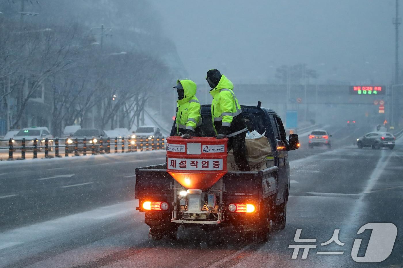 새벽부터 대구 도심에 눈이 내리기 시작한 12일 오전 앞산터널 주변에서 제설차량이 제설작업을 하고 있다. 2025.2.12/뉴스1 ⓒ News1 공정식 기자
