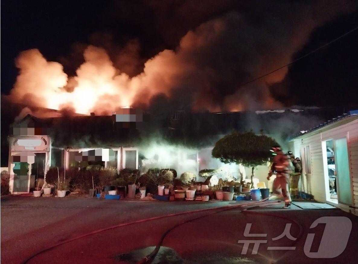본문 이미지 - 11일 오후 11시 52분쯤 경북 경주시 안강읍 양월리 한 식당에서 불이다 소방당국이 화재를 진압하고 있다(경북소방 제공. 재판매 및 DB 금지) 2025.2.12/뉴스1