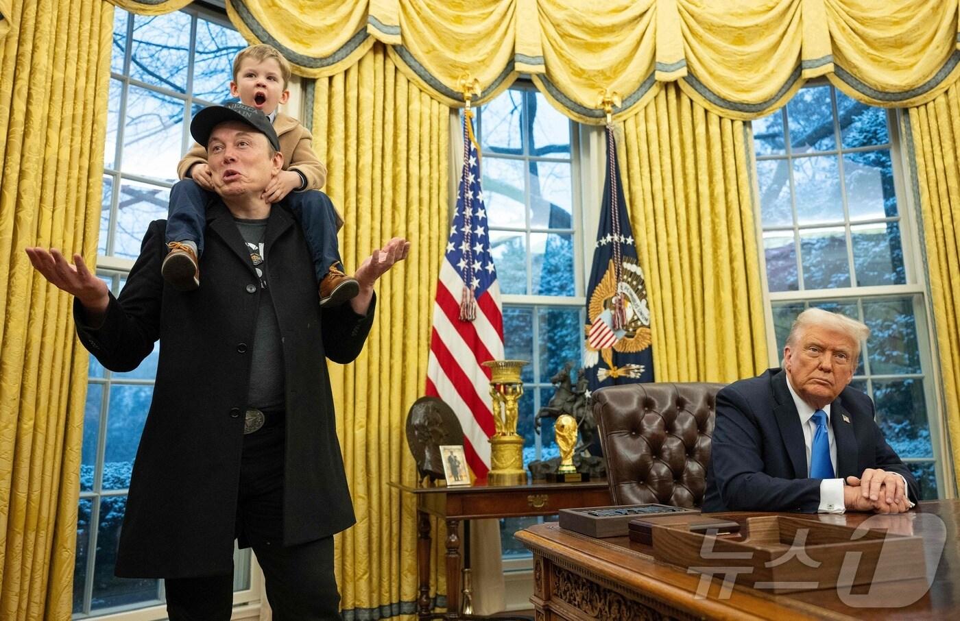 본문 이미지 - 도널드 트럼프 미국 대통령으로부터 정부효율부(DOGE) 수장에 임명된 일론 머스크 테슬라 CEO가 11일(현지시간) 아들과 함께 워싱턴DC 백악관 집무실(Oval Office)을 찾아 연방 정부 효율화의 당위성에 대해 설명하고 있다. ⓒ AFP=뉴스1 ⓒ News1 류정민 특파원