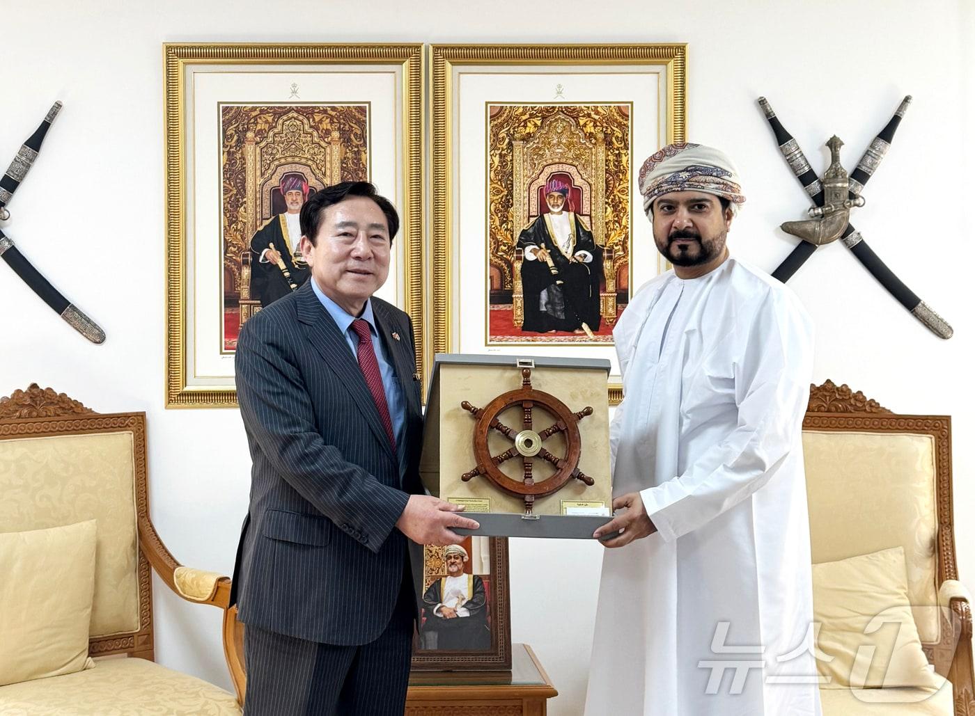 본문 이미지 - 김기문 중기중앙회장(왼쪽)이 카이스 빈 모하메드 알 유세프 오만 상무부 장관과 악수하고 있다. (중기중앙회 제공)