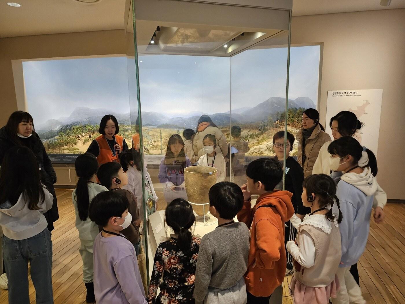 본문 이미지 - 한성백제박물관 겨울방학교실 쓱싹쓱싹 반달돌칼에 참여중인 어린이들(서울시 제공)