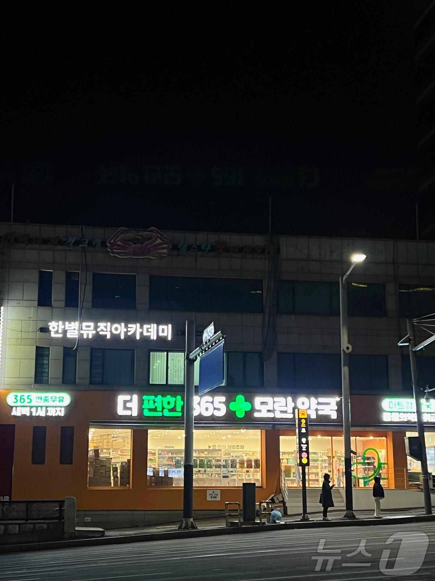 본문 이미지 - 경기 성남시가 매일 새벽 1시까지 문을 여는 공공심야약국을 5곳에서 모두 8곳으로 확대한다.(성남시 제공)/