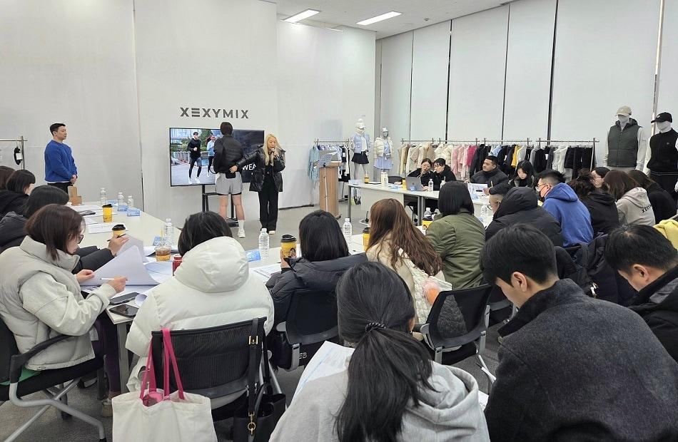 본문 이미지 - 젝시믹스&#40;XEXYMIX&#41;는 &#39;25 FW 글로벌 수주회&#39;를 진행했다.&#40;젝시믹스제공&#41;