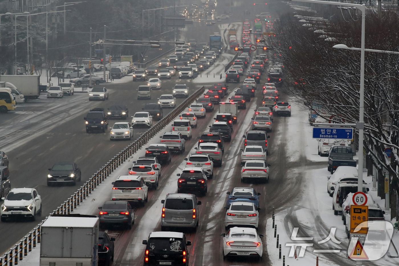대구에 대설주의보가 내린 12일 오전 앞산터널 주변 도로에 출근길 차량이 정체를 빚고 있다. 2025.2.12/뉴스1 ⓒ News1 공정식 기자
