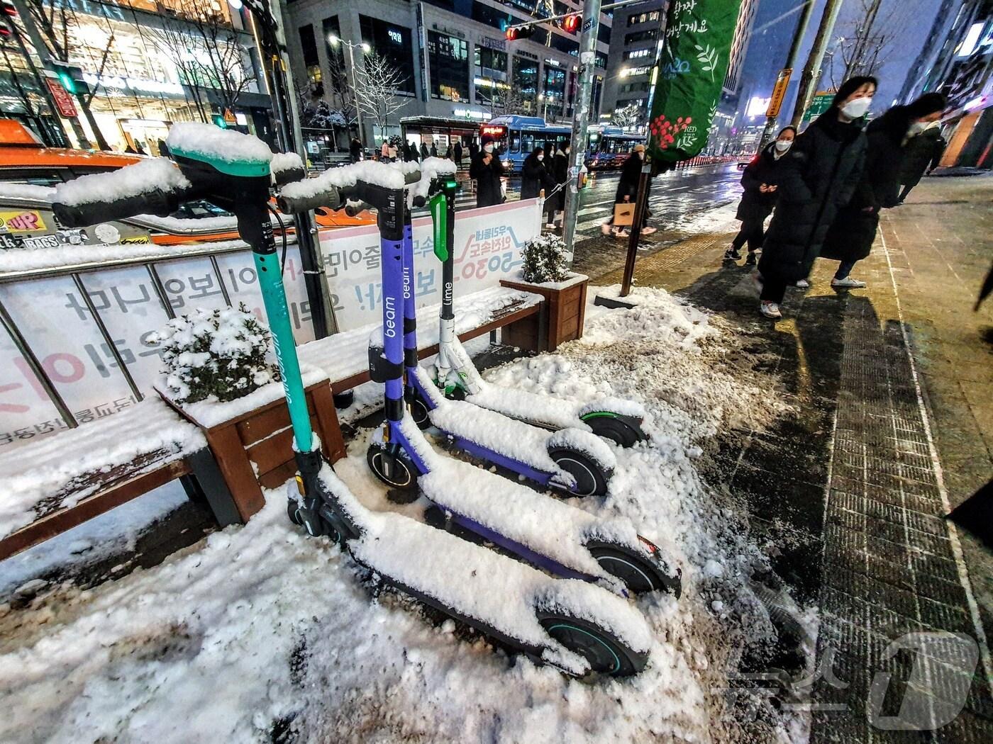 본문 이미지 - 방치된 공유 킥보드 ⓒ 뉴스1