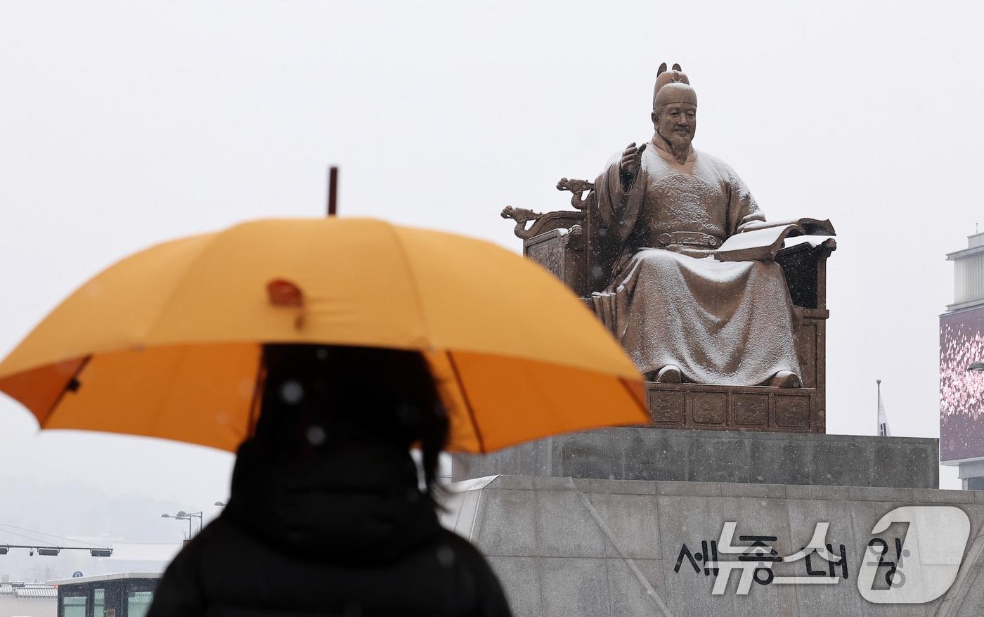본문 이미지 - 수도권 지역에 대설특보가 발효된 12일 오전 서울 종로구 광화문네거리에서 시민들이 눈을 맞으며 출근길을 서두르고 있다. 2025.2.12/뉴스1 ⓒ News1 김성진 기자