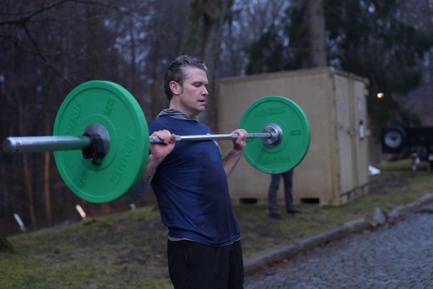 본문 이미지 - 피트 헤그세스 미국 국방부 장관이 독일에서 운동을 하고 있다. (출처 헤그세스 장관 SNS)