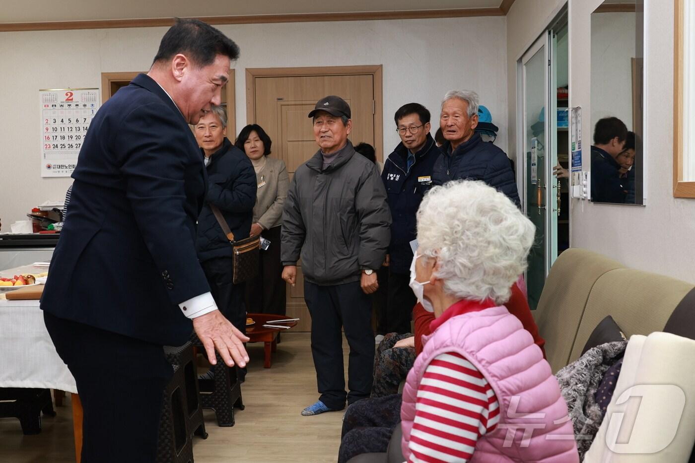 정영철 영동군수가 용화면 소재 홀몸노인 경로당을 찾아 시설을 둘러보고 있다.&#40;영동군 제공&#41; /뉴스1 