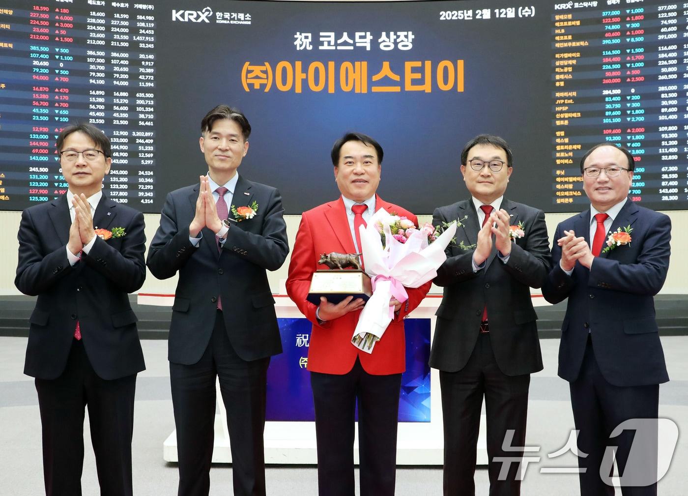 본문 이미지 - 12일 오전 서울 영등포구 한국거래소에서 열린 아이에스티이 코스닥시장 상장기념식에서 상장기념패 전달 후 김대영 한국IR협의회 부회장&#40;왼쪽부터&#41;, 민경욱 한국거래소 코스닥시장본부장, 조창현 아이에스티이 대표이사, 주태영 KB증권 IB부문장, 강왕락 코스닥협회 부회장이 기념촬영을 하고 있다. &#40;한국거래소 제공. 재판매 및 DB 금지&#41; 2025.2.12/뉴스1