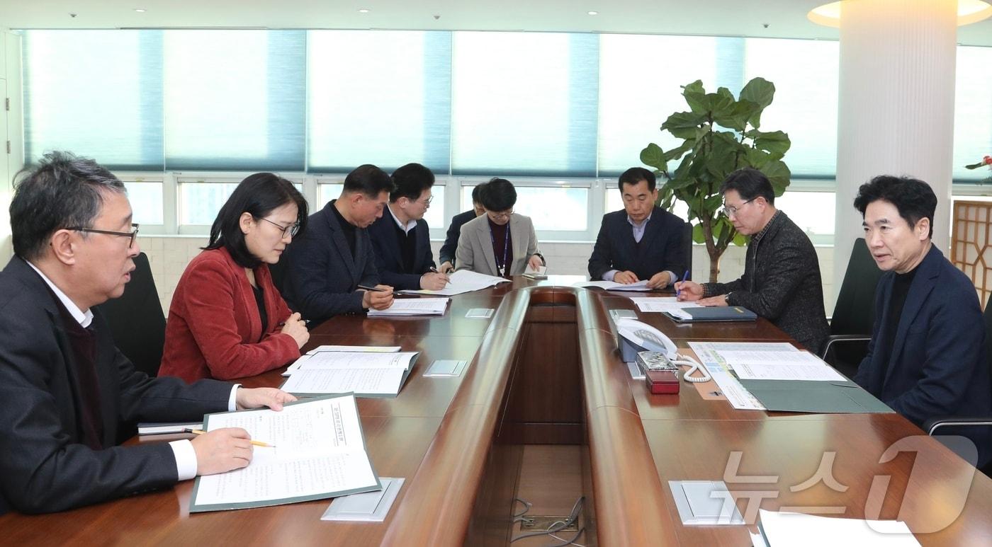 김대중 전남도교육감(오른 쪽)이 대전 초등생 사망 사건 관련 긴급대책회의를 주재하고 있다.(전남교육청 제공)/뉴스1 