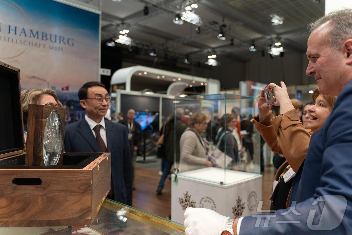  10kg 초대형 메이플 예술형 주화(은화) 앞에서 사람들이 사진을 찍고 있다.(한국조폐공사 제공)/뉴스1