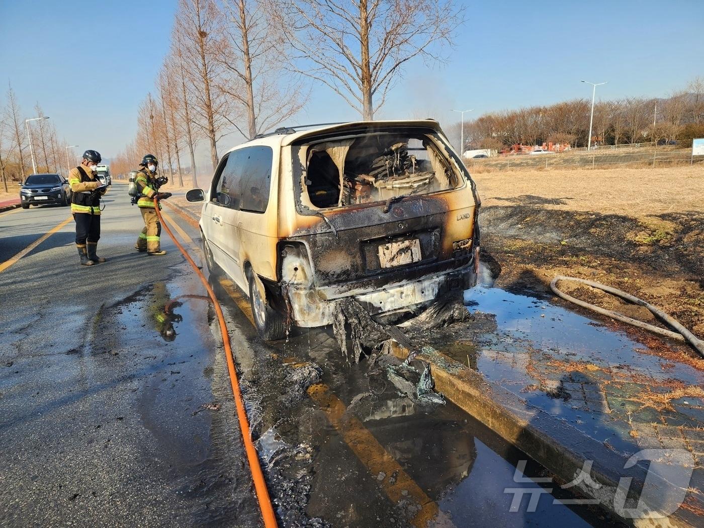본문 이미지 - 11일 오후 부산 사상구 삼락생태공원 차량 화재 현장.(부산소방재난본부 제공)