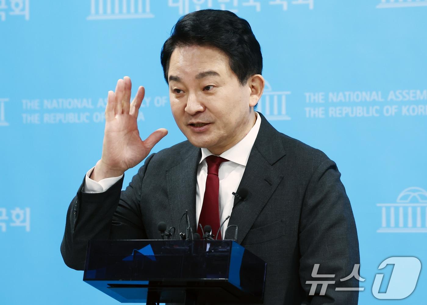 본문 이미지 - 원희룡 전 국토교통부 장관이 12일 오전 서울 여의도 국회 소통관에서 헌법재판소의 윤석열 대통령 탄핵심판 불공정성 및 편향성 문제 관련 기자회견을 마치고 취재진 질의에 답변하고 있다. 2025.2.12/뉴스1 ⓒ News1 김민지 기자