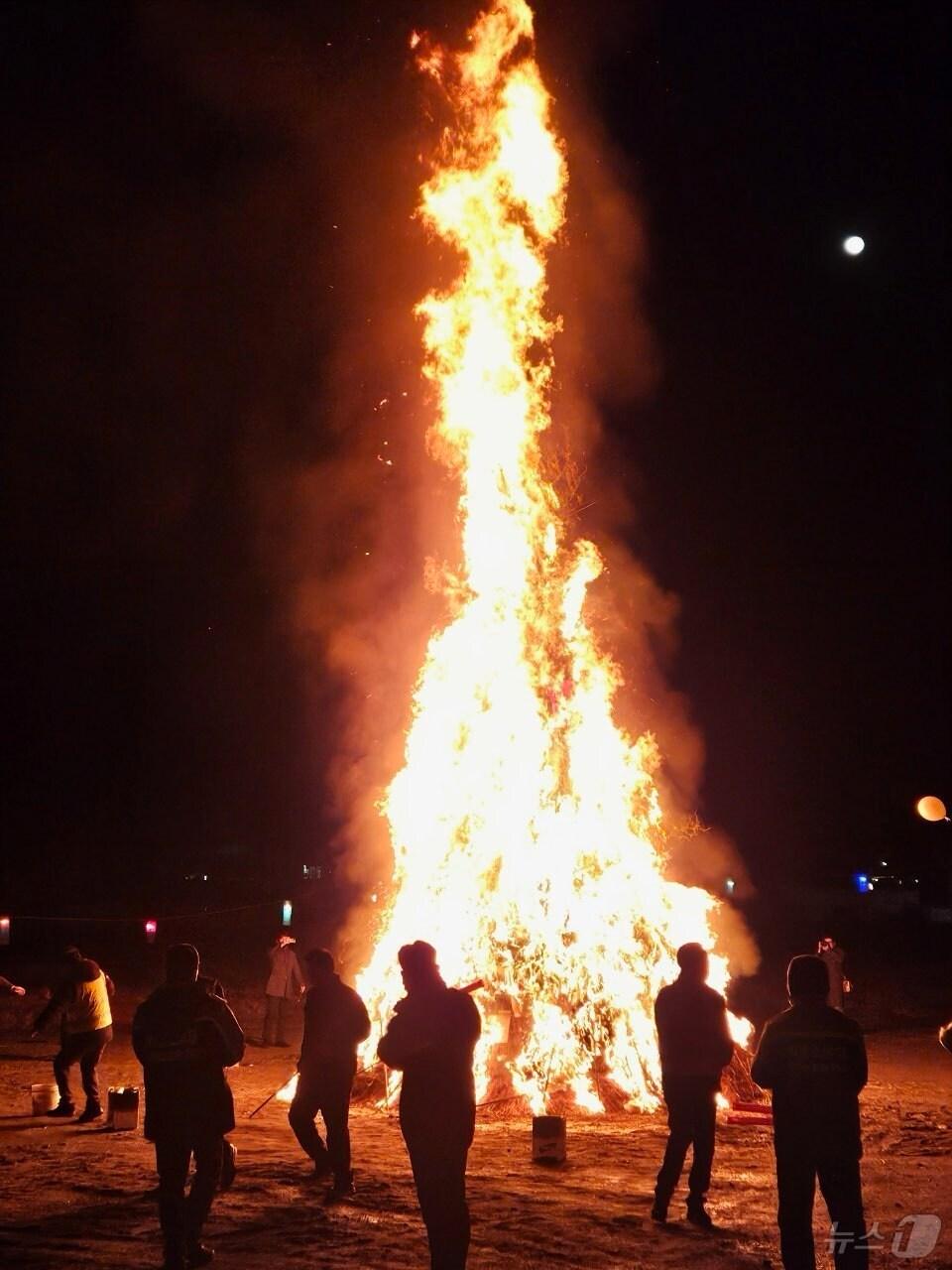 본문 이미지 - 홍성 갈산면이 정월대보름 달집태우기 행사를 진행하고 있다. (홍성군 제공)/뉴스1