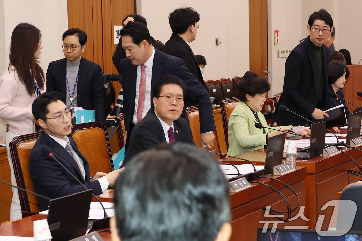 국민의힘 의원들이 12일 오전 서울 여의도 국회에서 열린 법제사법위원회 전체회의에서 '명태균 특검법' 거수 표결에 항의하며 회의장을 나가고 있다. 2025.2.12/뉴스1 ⓒ News1 이광호 기자