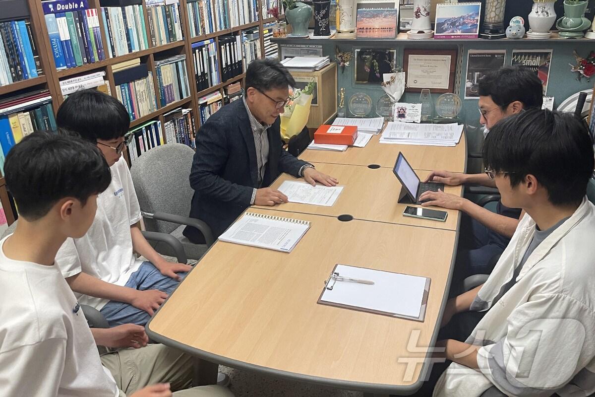 본문 이미지 - 목원대에서 진행한 고교·대학연계 R&E 전공체험 프로그램 진행 모습.(목원대 제공)/뉴스1