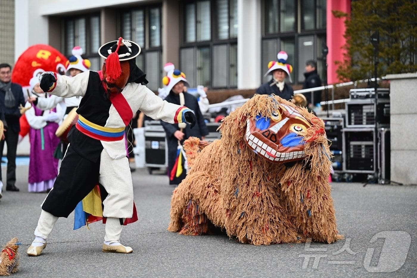 본문 이미지 - 정월대보름인 12일 강원 속초시청 앞에서 정월대보름 맞이 속초사자놀이 지신밟기 행사가 열리고 있다.(속초시 제공, 재판매 및 DB 금지) 2025.2.12/뉴스1 ⓒ News1 윤왕근 기자