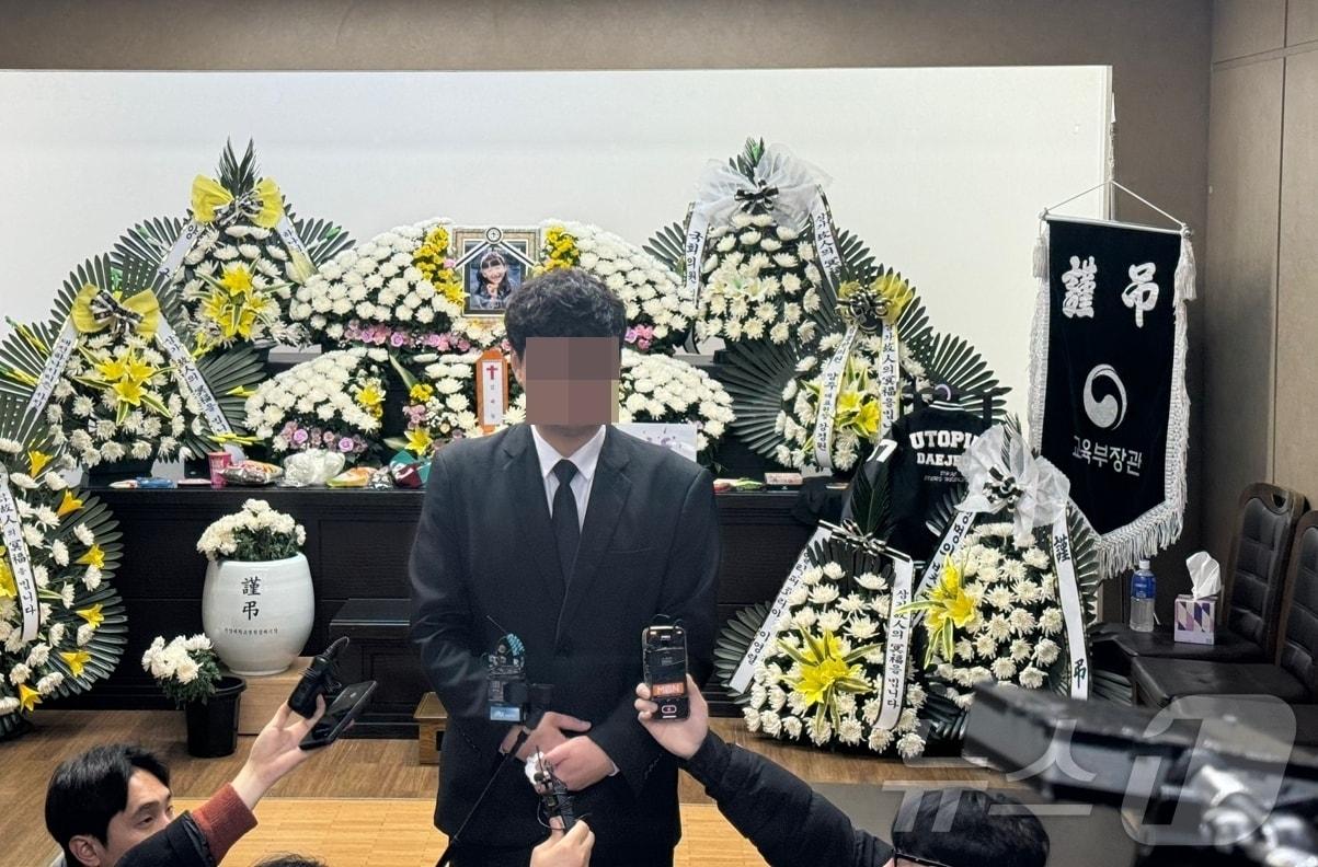 본문 이미지 -  12일 대전 서구 건양대병원 장례식장에서 대전 초등생 피습사건 피해자 김하늘 양의 아버지가 취재진의 질문에 답하고 있다. 2024.2.12 /뉴스1 ⓒ News1 양상인 기자