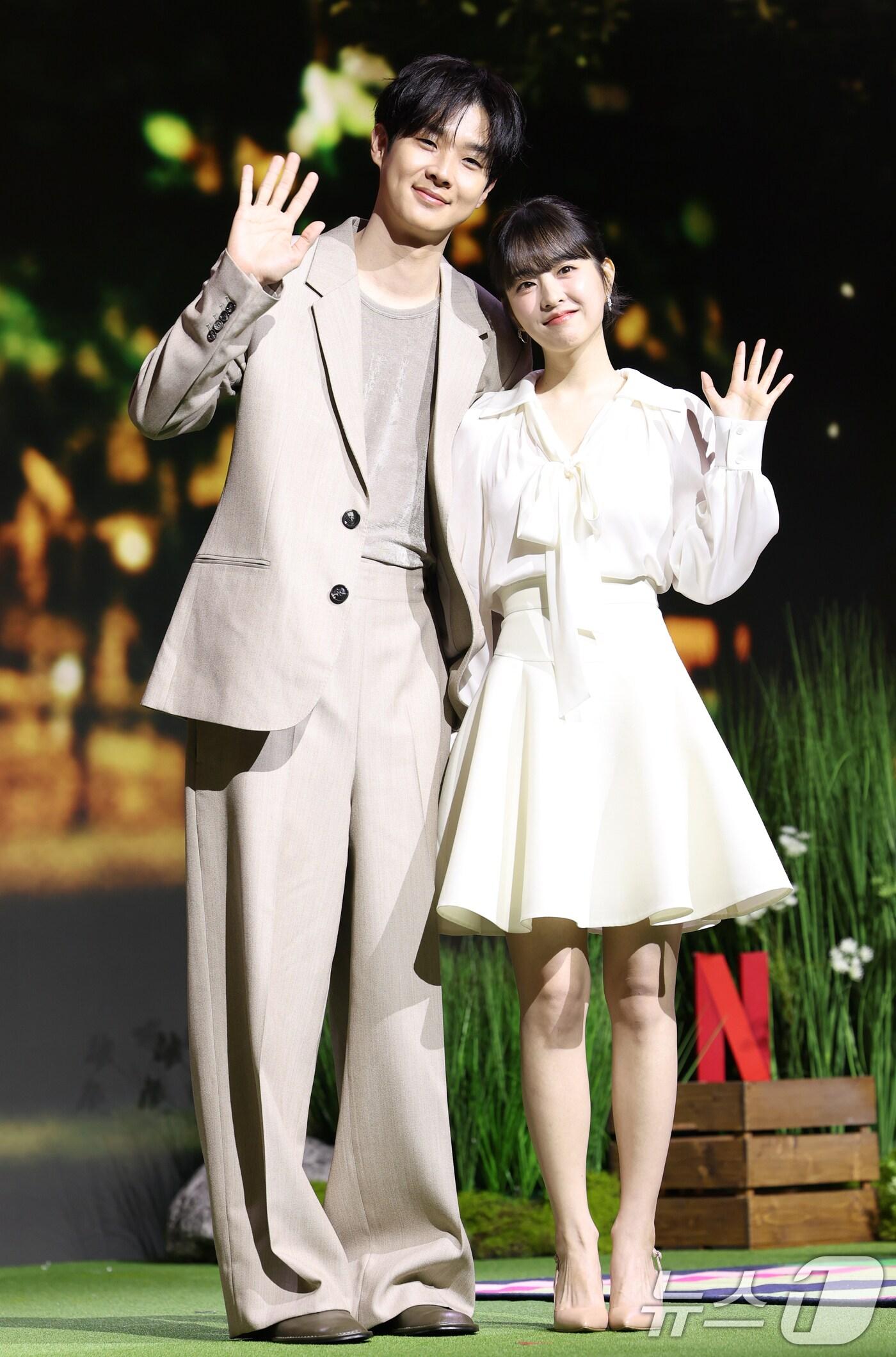 본문 이미지 - 배우 최우식과 박보영(오른쪽)이 12일 서울 종로구 JW메리어트 동대문 스퀘어 서울에서 열린 넷플릭스 시리즈 '멜로무비' 제작발표회에서 포즈를 취하고 있다. '멜로무비'는 사랑도 하고 싶고 꿈도 이루고 싶은 애매한 청춘들이 서로를 발견하고 영감이 되어주며 각자의 트라우마를 이겨내는 영화 같은 사랑을 그린 로맨스극이다. 2025.2.12/sbtm1 ⓒ News1 권현진 기자