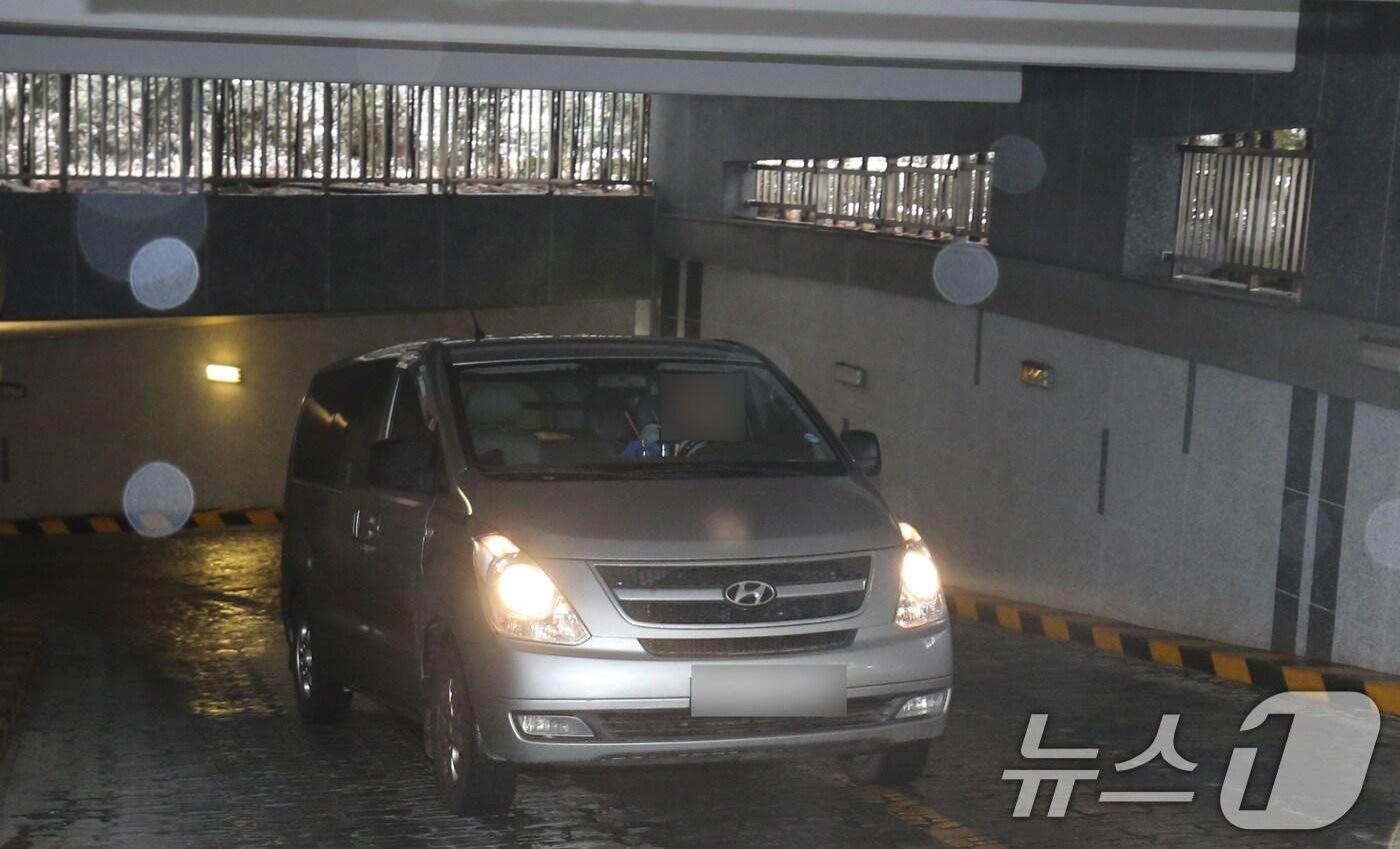 김하늘 양을 흉기로 살해한 40대 여교사에 대한 경찰이 강제 수사가 시작된 가운데 12일 대전 유성구 여교사의 자택에 대한 압수수색을 마친 경찰관이 탑승한 차량이 아파트를 나서고 있다. 2025.2.12/뉴스1 ⓒ News1 김기태 기자