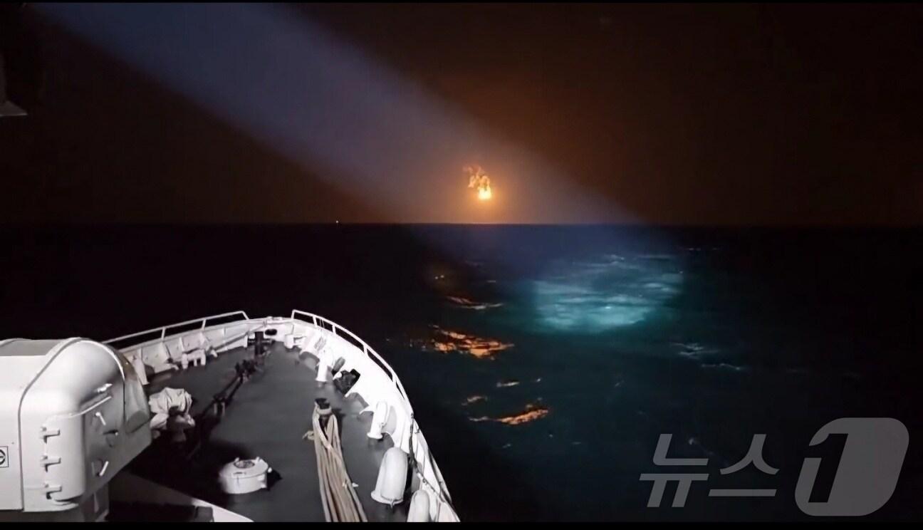 본문 이미지 - 전남 여수해양경찰서가 11일 밤 제22서경호 실종자를 찾기 위한 야간 수색을 진행하고 있다.(여수해경 제공. 재판매 및 DB 금지) 2025.2.12/뉴스1