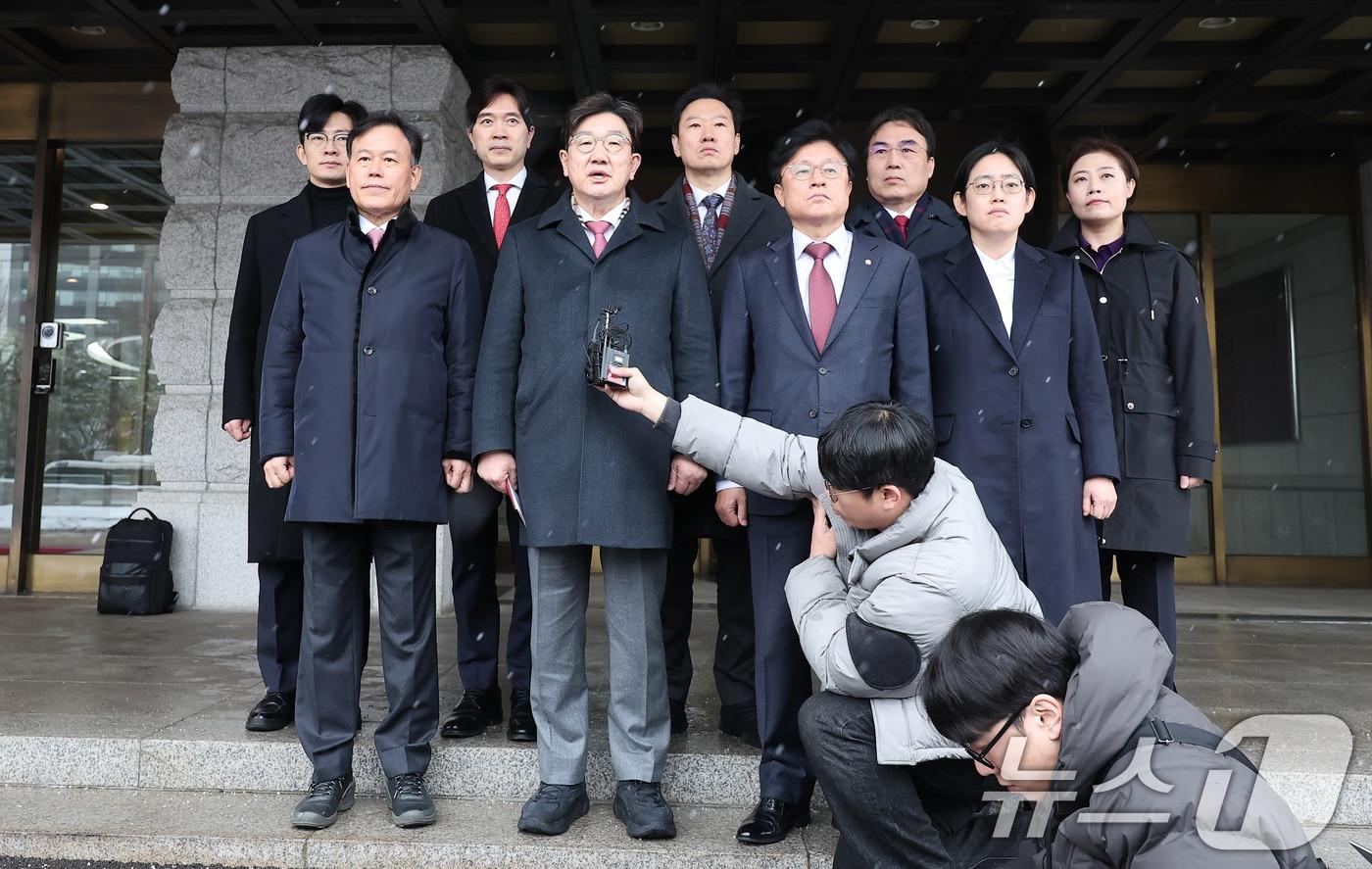 권성동 국민의힘 원내대표를 비롯한 의원들이 12일 오전 서울 종로구 헌법재판소에 항의 방문을 한 후 백브리핑을 있다. 2025.2.12/뉴스1 ⓒ News1 김성진 기자