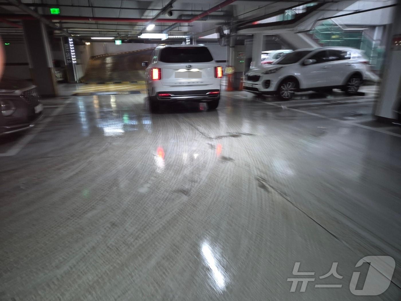 본문 이미지 -  11일 경찰이 대전 초등생 살해사건의 피의자인 교사의 주거지에 대한 압수수색을 마치고 이동하고 있다.  2025.2.12/뉴스1 ⓒ News1 최형욱 기자