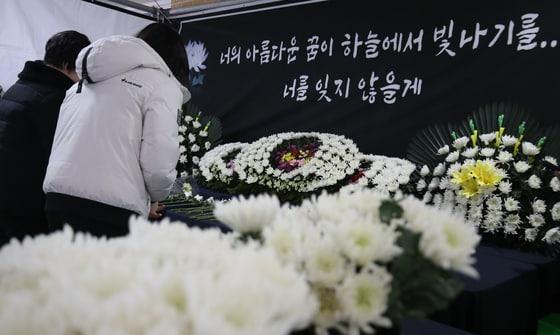 본문 이미지 - 12일 대전 초등학생 피살사건이 발생한 대전 서구의 한 초등학교에 마련된 분향소에서 추모객들이 김하늘양을 추모하고 있다. 2025.2.12/뉴스1 ⓒ News1 김기태 기자