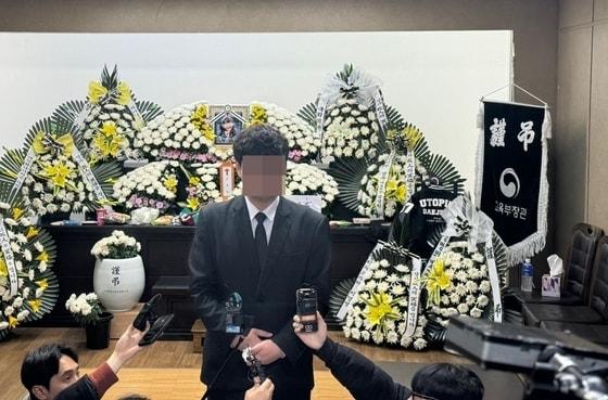 본문 이미지 - 12일 대전 서구 건양대병원 장례식장에서 대전 초등생 피습사건 피해자 김하늘 양의 아버지가 취재진의 질문에 답하고 있다. 2024.2.12 /뉴스1 ⓒ News1 양상인 기자 
