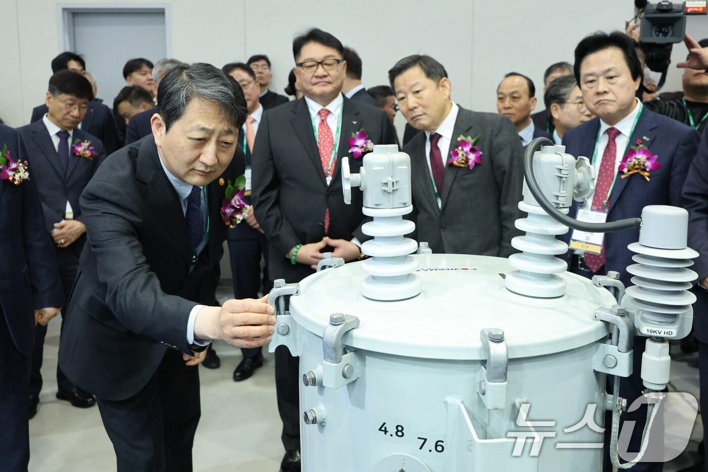 안덕근 산업통상자원부 장관이 서울 강남구 코엑스에서 열린 일렉스 코리아·코리아 스마트그리드 엑스포에서 변압기를 살펴보고 있다. 2025.2.12/뉴스1 ⓒ News1 신웅수 기자