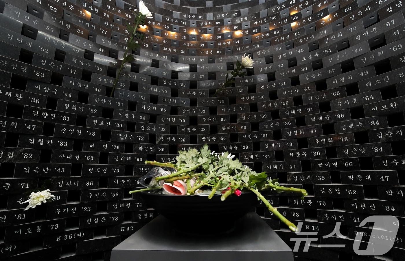 대구지하철화재참사 22주기를 앞두고 12일 오전 대구도시철도 1호선 중앙로역 기억공간에 희생자를 추모하는 국화가 놓여 있다. 2025.2.12/뉴스1 ⓒ News1 공정식 기자